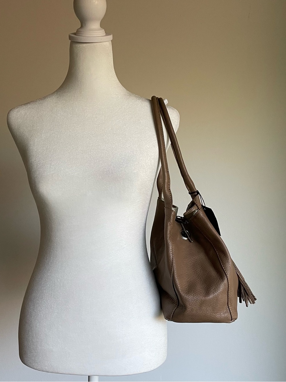 🔥 NWT Brown Pebbled Italian Leather Shoulder Bag Yes Accessories Tassel Hobo - Picture 2 of 14